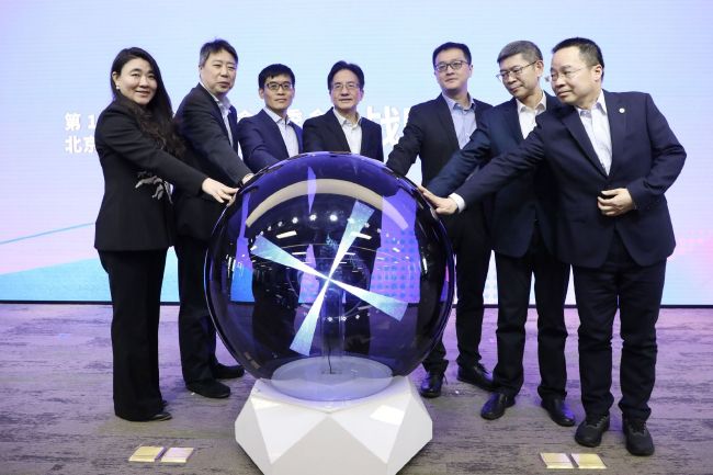 睁开眼，看到老爹气急败坏的坐在床边。